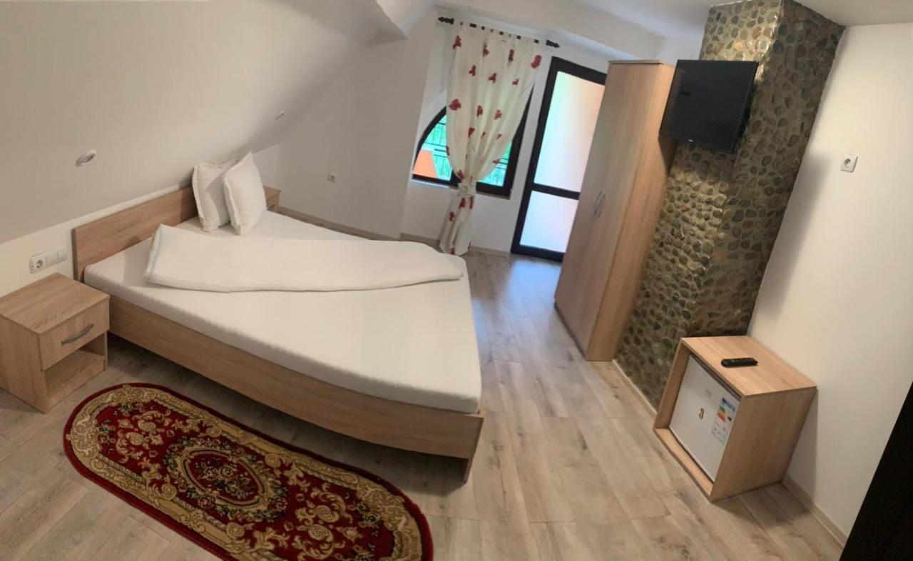 Hotel M Dey Vişeu de Sus Esterno foto
